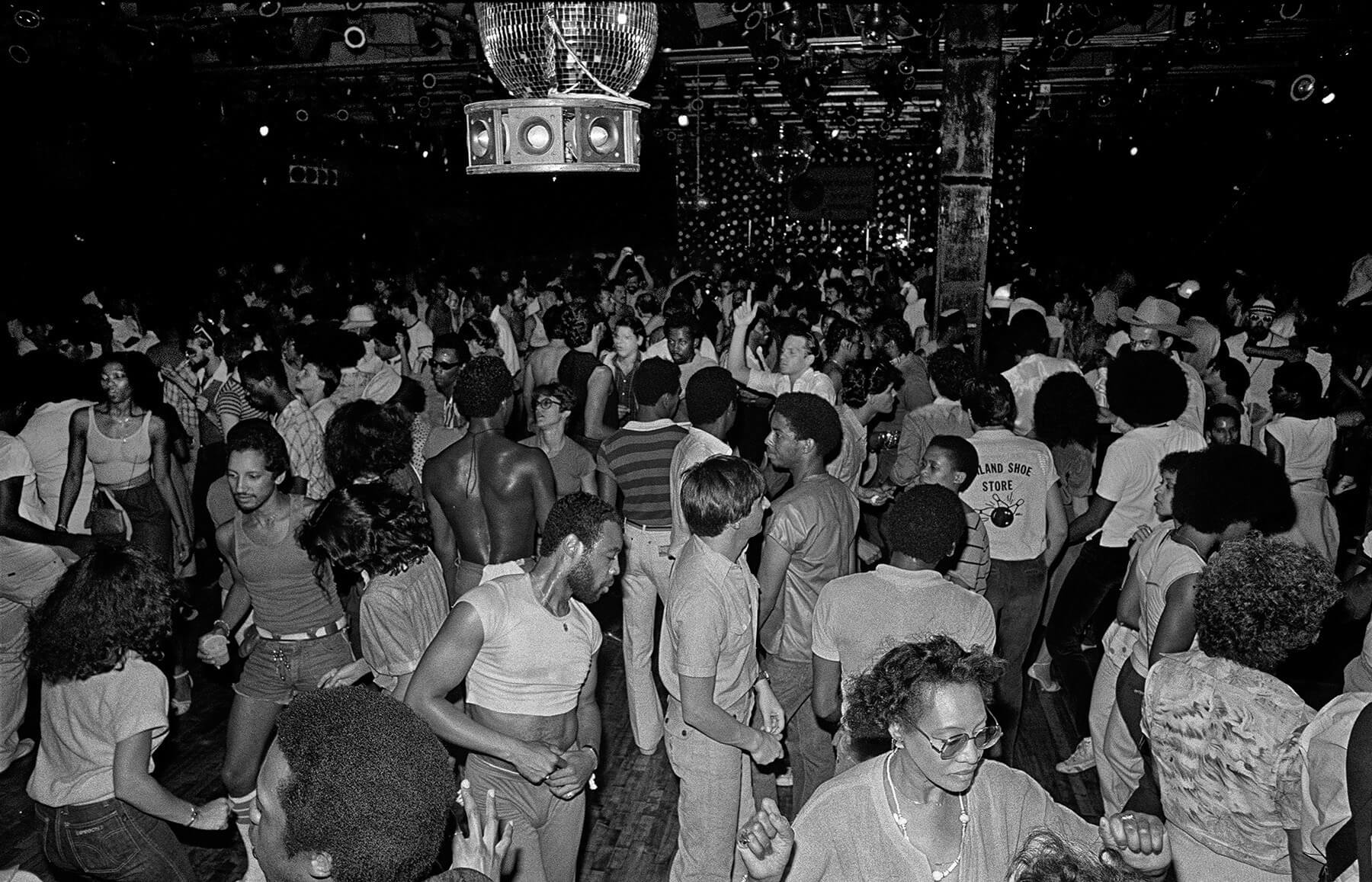 Studio 54 Tiết lộ những bức ảnh chưa từng thấy và những bức ảnh nghệ thuật điểm ảnh của Câu lạc bộ Disco nổi tiếng 