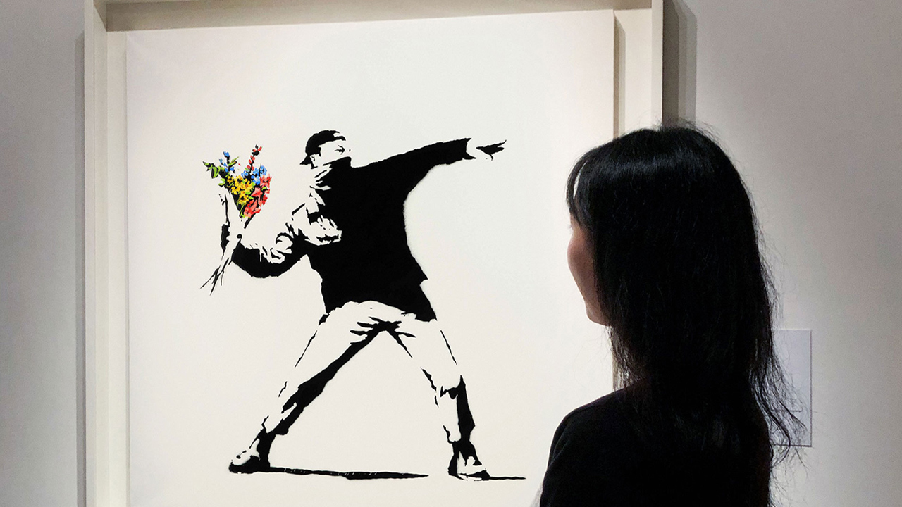 Sotheby's hạ gục chiếc búa bằng Ethereum trên 2 bức tranh Banksy mang tính biểu tượng
