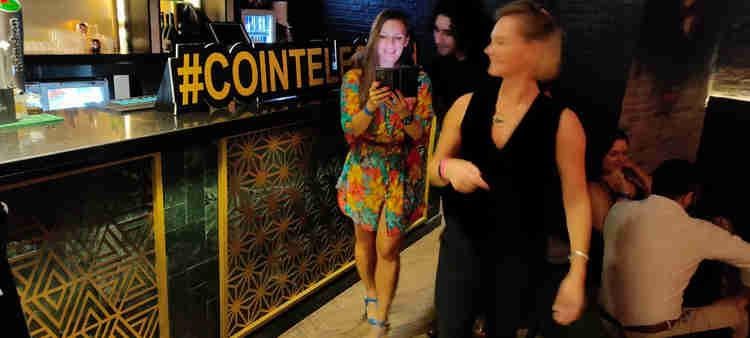 Người sáng lập Make.Gifts vô tình là tổng biên tập của NFTs Cointelegraph & người dẫn chương trình DSRPTD tại DSRPTD 2021! - Tin Tức Bitcoin - Cập Nhật Tin Tức Coin Mới Nhất 24/7 2025 Người sáng lập Make.Gifts vô tình là tổng biên tập của NFTs Cointelegraph & người dẫn chương trình DSRPTD tại DSRPTD 2021! - Tin Tức Bitcoin - Cập Nhật Tin Tức Coin Mới Nhất 24/7 2025