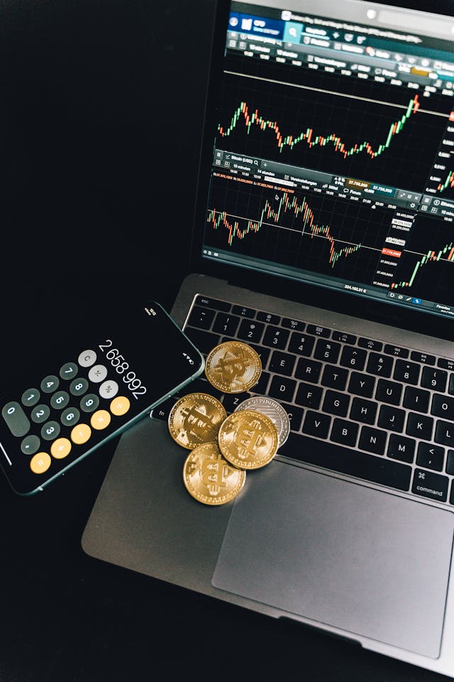 Bitcoin chạm mốc 100K USD, Vitalik thăm Moo Deng thật - Tin Tức Bitcoin - Cập Nhật Tin Tức Coin Mới Nhất 24/7 2025 Physical models of Bitcoin on laptop