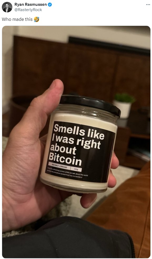 13 món quà Giáng sinh cho tín đồ Bitcoin và crypto - Tin Tức Bitcoin - Cập Nhật Tin Tức Coin Mới Nhất 24/7 2025 Scented candle with a label that says, "Smells like I was right about Bitcoin."