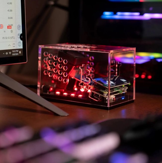 13 món quà Giáng sinh cho tín đồ Bitcoin và crypto - Tin Tức Bitcoin - Cập Nhật Tin Tức Coin Mới Nhất 24/7 2025 Mars Lander is a solo Bitcoin mining device with an aesthetic design.