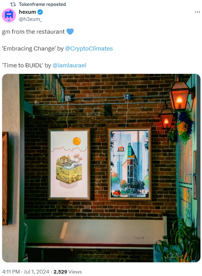 13 món quà Giáng sinh cho tín đồ Bitcoin và crypto - Tin Tức Bitcoin - Cập Nhật Tin Tức Coin Mới Nhất 24/7 2025 Two Tokenframe NFT digital frames displayed indoors on brick wall.