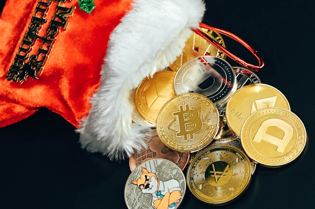 13 món quà Giáng sinh cho tín đồ Bitcoin và crypto - Tin Tức Bitcoin - Cập Nhật Tin Tức Coin Mới Nhất 24/7 2025 Crypto coins in Christmas socks