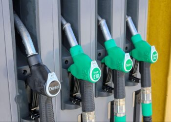Giá dầu thế giới vượt 100 USD: vì sao bình xăng của bạn chịu ảnh hưởng chậm hơn một nhịp